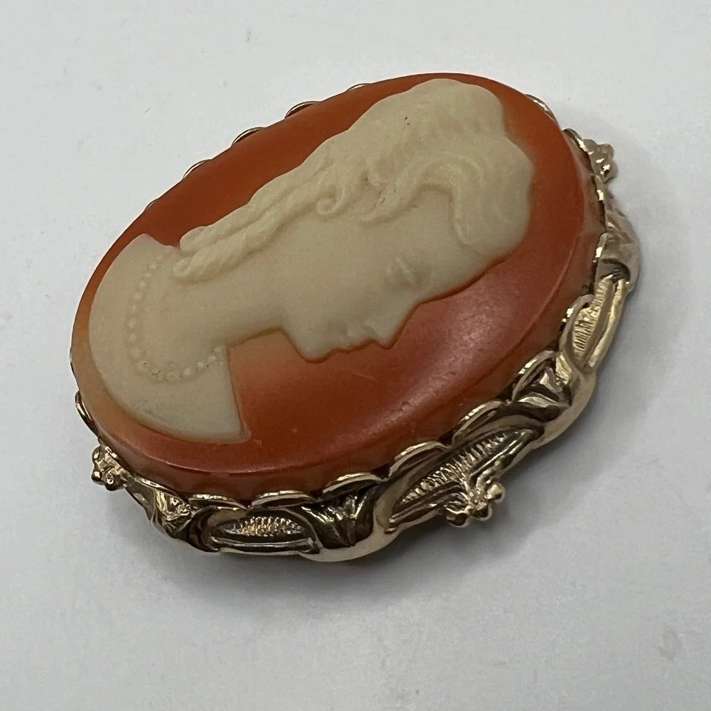 Vintage Faux Cameo Brooch Gold Tone Frame Pin‎